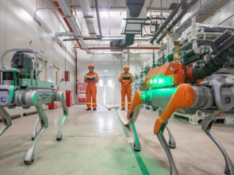 武汉开展新能源灭火救援演练 机器人电子狗齐上阵